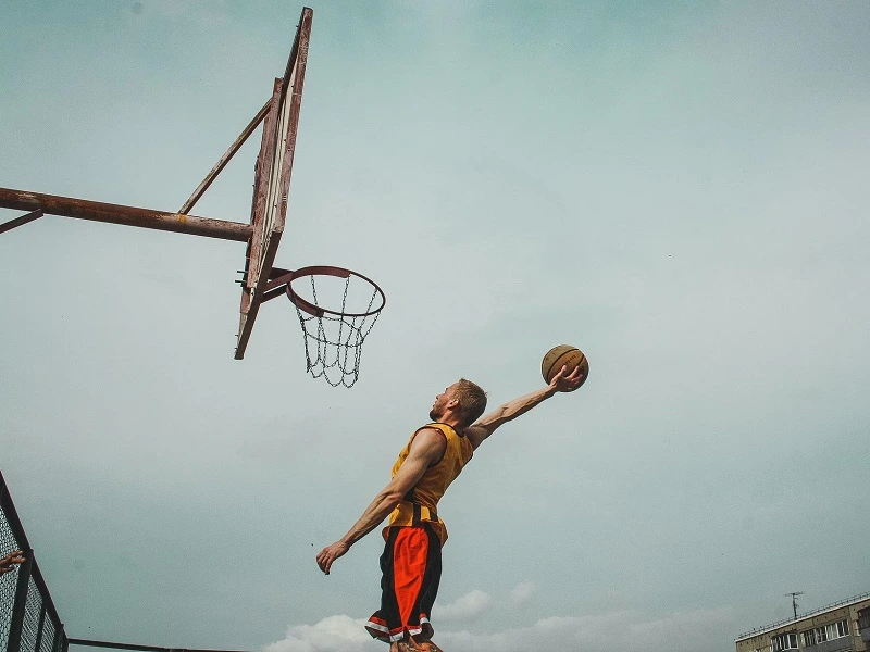 Menggiring Bola Dalam Permainan Bola Basket Disebut