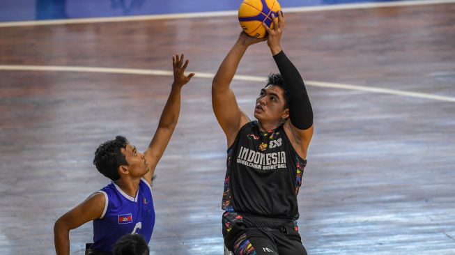 Lemparan bola basket melewati kepala disebut